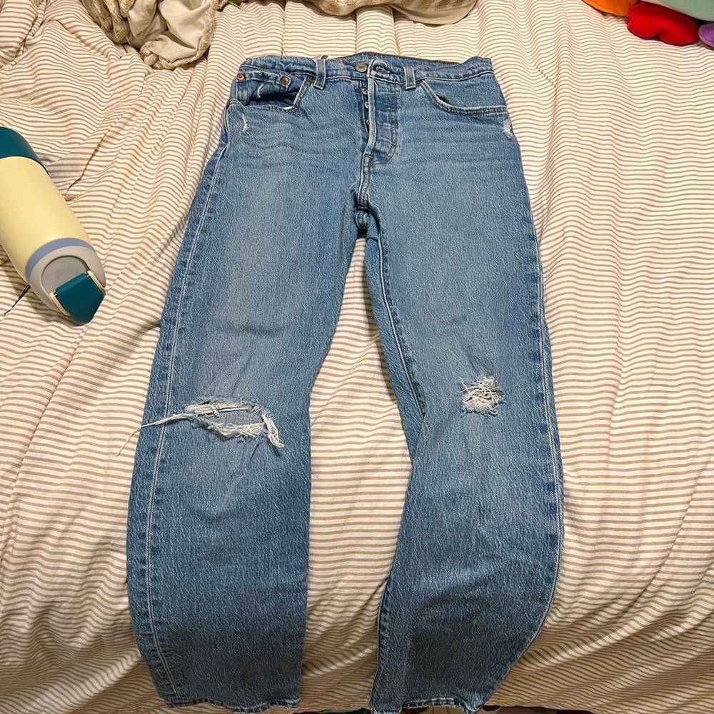 Levi 501® ORIGINAL FIT RIPPED WOMEN'S JEANS - Picture 2 of 3